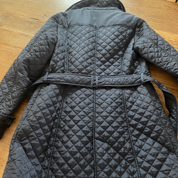 Gorgeous LK Bennett belted rain coat. Like new. Navy blue, quilted. Size US4 - Picture 6 of 15